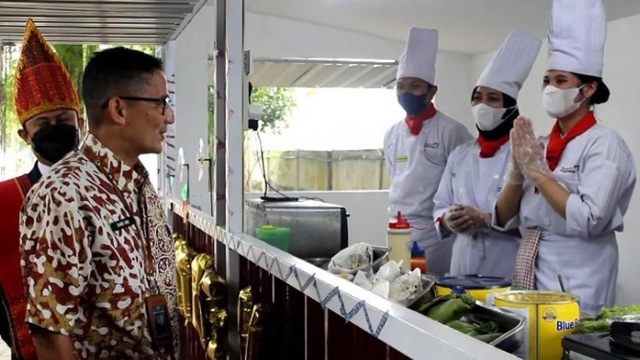 SMK Pariwisata Terbukti Hasilkan SDM Siap Bekerja dan Berwirausaha, Menparekraf: Pendidikan Vokasi Harus Diberikan  
            - galeri foto