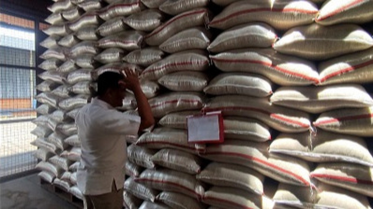 Pastikan Ketersediaan Bahan Pangan, Bulog Cirebon Salurkan 31 Ribu Ton Beras Medium
            - galeri foto