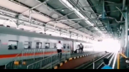 Viral Video Seorang Pria Terjatuh di Celah Peron Setelah Datang Terlambat dan Memaksa Masuk ke Kereta yang Melaju