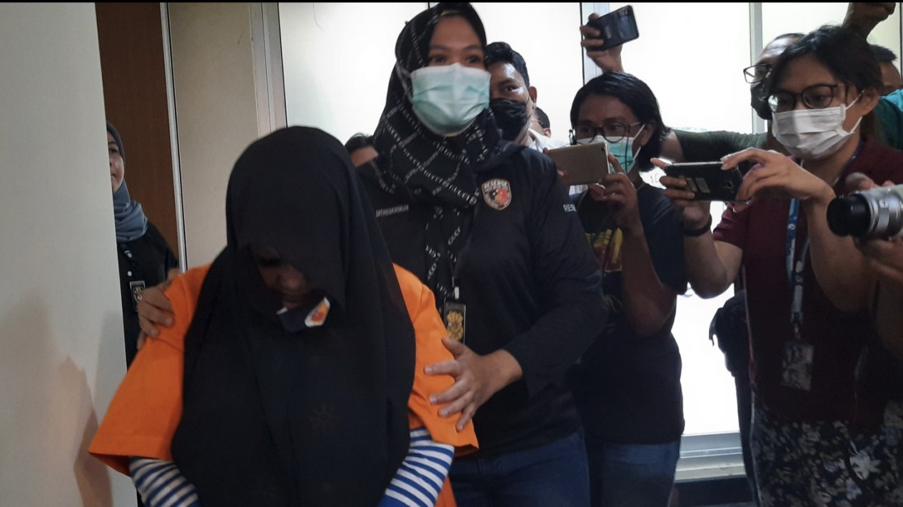 Berbeda Sikap Saat Lakukan Aksi Bejatnya, Pelaku Mucikari Penyekapan ABG Hingga Jadikan PSK di Jakarta Barat Menangis
            - galeri foto