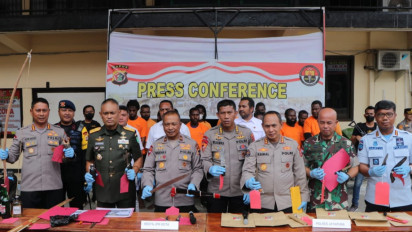 Buntut Demo 'Save Gubernur Papua', Polisi Tangkap 14 Pengunjuk Rasa Bawa Senjata