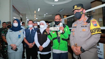 Salurkan Program Perlindungan Sosial di Kabupaten Sidoarjo, Gubernur Khofifah: Penyaluran Dipercepat untuk Ringankan Beban Masyarakat