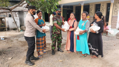 Harga BBM Naik, TNI Polri di Situbondo Berbagi Paket Sembako untuk Warga Tak Mampu
