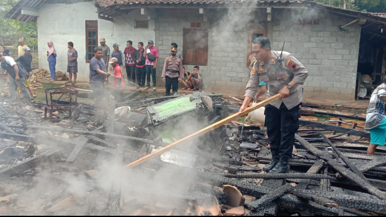Ditinggal Hajatan, Dapur Ludes Terbakar
            - galeri foto