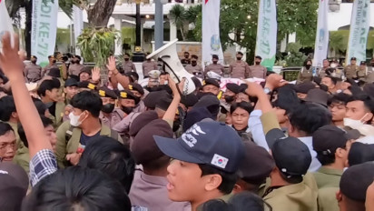 Sandera 4 Pejabat Pemprov Jatim, Unjuk Rasa Ratusan Mahasiswa Dibubarkan Polisi