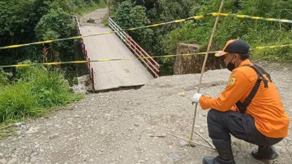 Jembatan Penghubung 2 Desa di Babakan Madang Ambruk, 650 KK Terisolasi