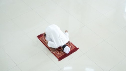 Ingin Perbaiki Salat? Jangan Lupa Diam Sejenak Sebelum Berpindah ke Gerakan Berikutnya