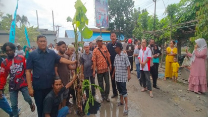 Kecewa dengan Edy Rahmayadi, 7 Tahun Jalinsum Alami Rusak Parah, Warga Labuhanbatu Tanam Pohon di Jalan Lintas Ajamu 