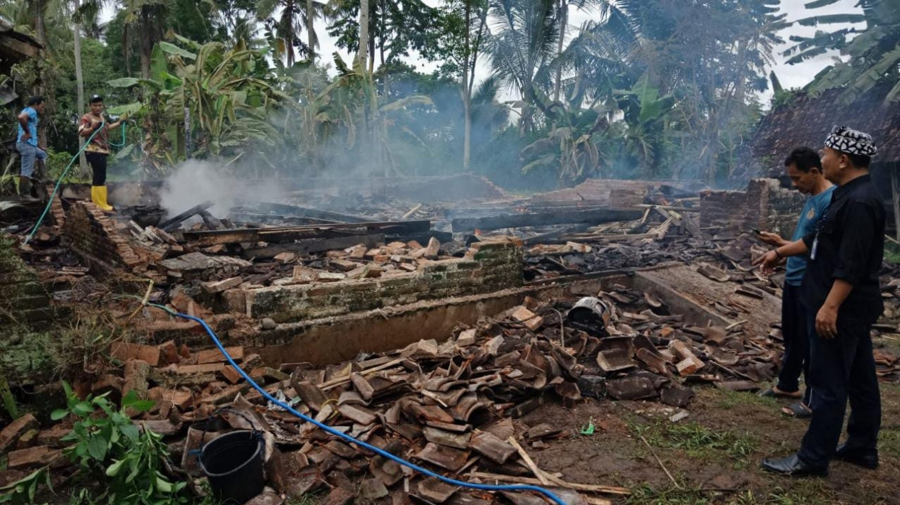 Ditinggal Berobat, Rumah Seorang Lansia di Banyuwangi Ludes Terbakar
            - galeri foto