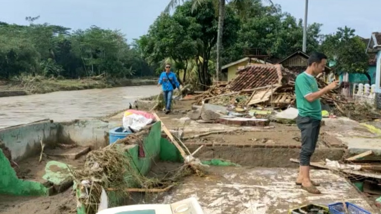 Banjir dan Longsor Garut, Banyak Rumah Warga Rusak
            - galeri foto
