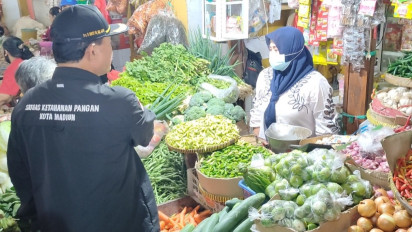 Cegah Inflasi, Walikota Madiun Maidi Ngantor di Pasar Besar Madiun Sambil Keliling Memantau Harga