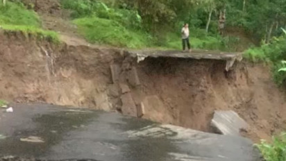 Jalan Singajaya Garut Putus Total Akibat Longsor