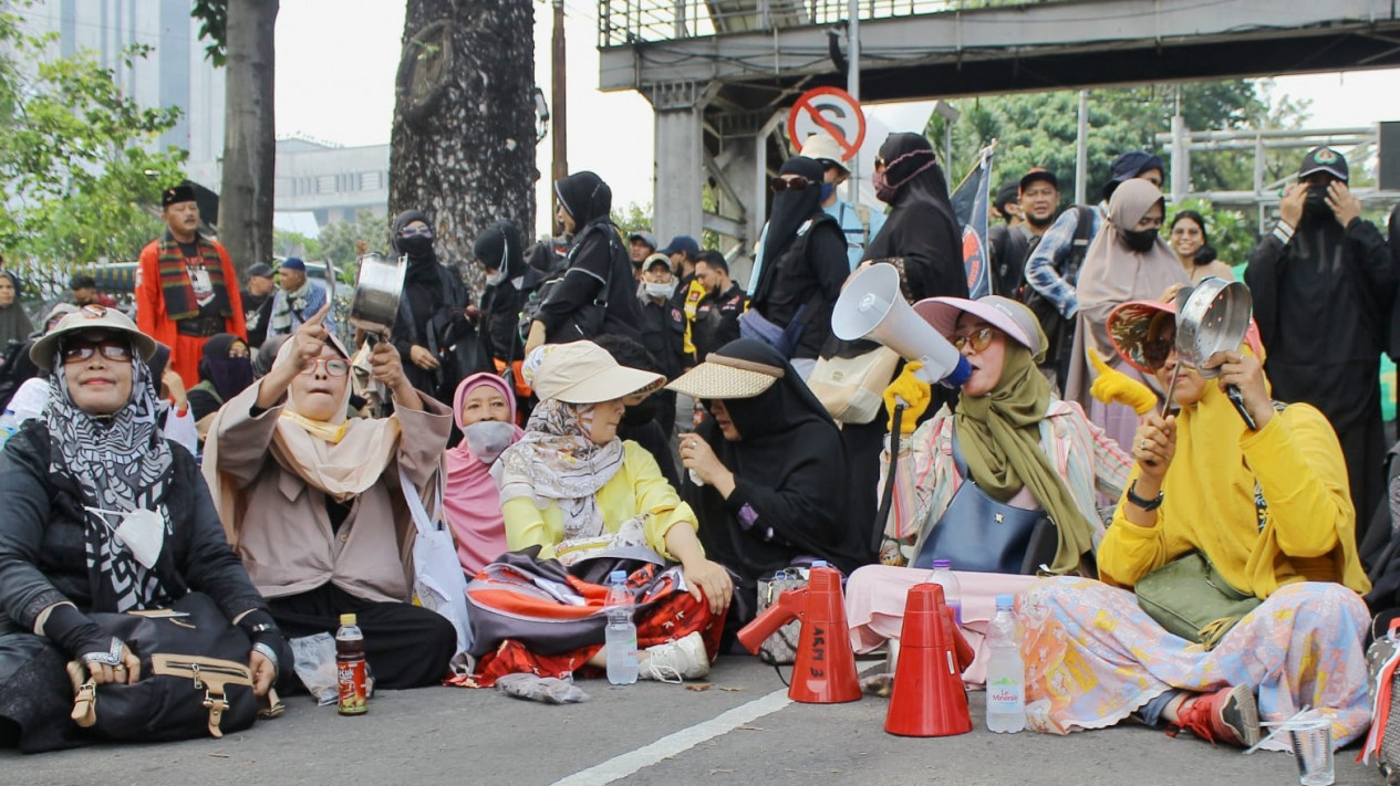 Unik, Ibu-ibu Bawa Panci Saat Demo Kenaikan Harga BBM di Patung Kuda Jakarta Pusat
            - galeri foto