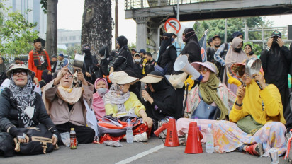 Unik, Ibu-ibu Bawa Panci Saat Demo Kenaikan Harga BBM di Patung Kuda Jakarta Pusat