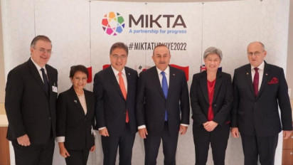 Menlu Retno Membahas Pupuk dan Persiapan KTT G20 dalam Pertemuan MIKTA