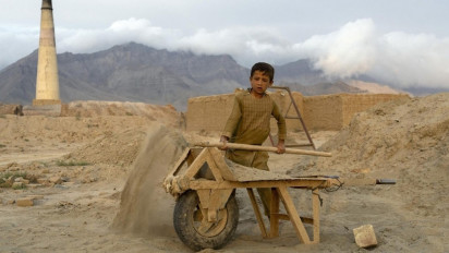 Potret Anak-Anak Afganistan Dipekerjakan Keluarga karena Ekonomi Terus Menurun