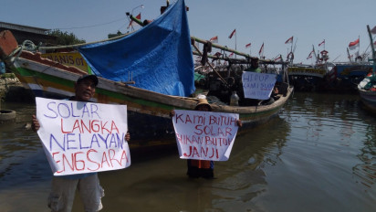 Keluhkan Harga Solar Subsidi Meroket, Ratusan Nelayan Pasang Poster Tuntut Kebutuhan Bahan Bakarnya Terpenuhi