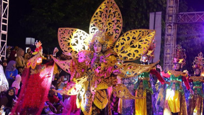 Pukau Ribuan Penonton, Kudus Fashion Art Tampilkan Kekayaan Budaya Kudus