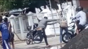 Viral, Pemuda di Ende Aniaya Kekasih di Jalan