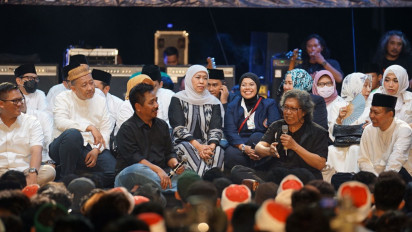 Bersama Cak Nun, Gubernur Khofifah Ajak Masyarakat Jatim Ngaji Kebangsaan di Tugu Pahlawan Surabaya