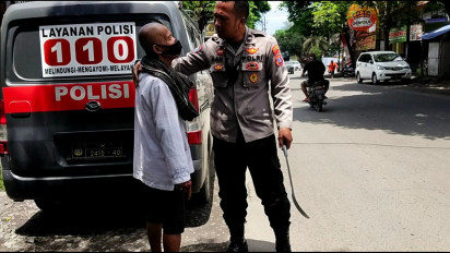 Bawa Senjata Tajam di Jalan, Pria Alami Gangguan Jiwa Diamankan Polisi di Lumajang