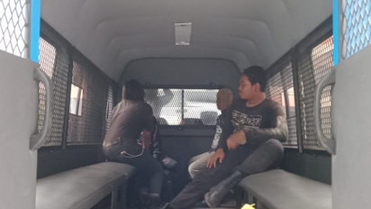 Razia Pekat, Satpol PP Gresik Ciduk 4 Anak Punk yang Tertidur Pulas di Trotoar Jalan