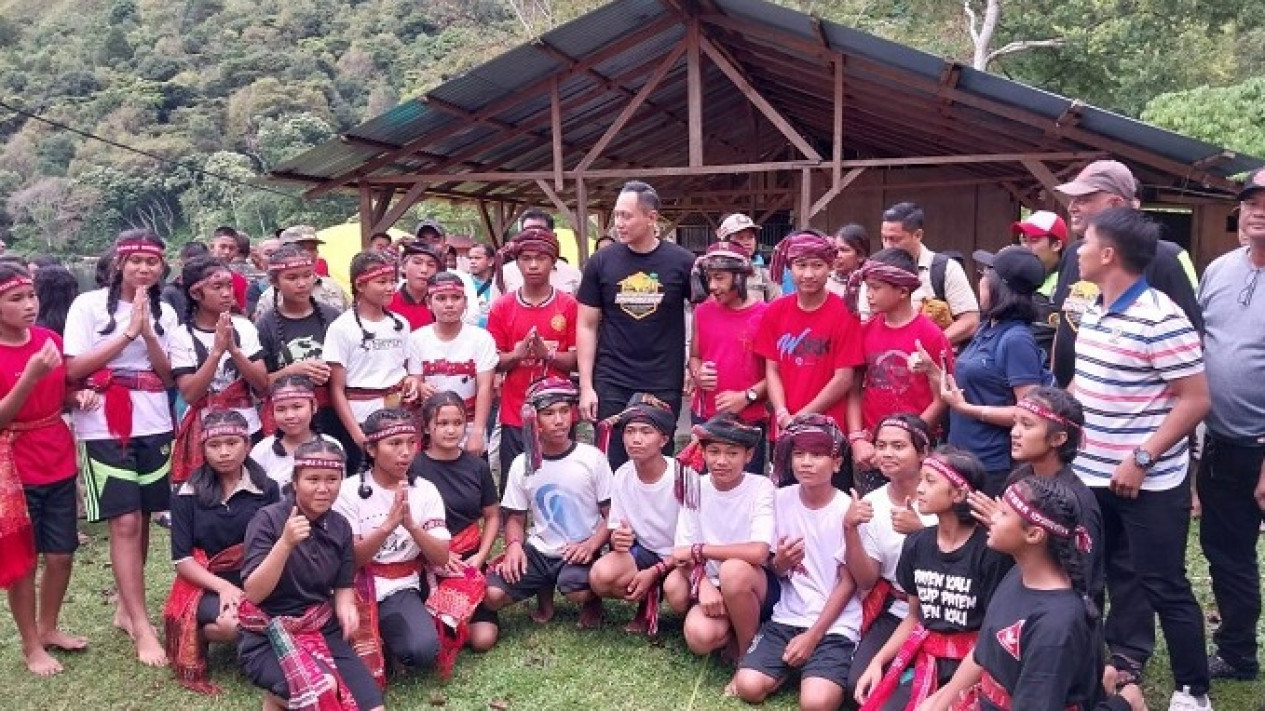 Eksplore Destinasi Wisata Sumut, AHY Hadiri Jambore Otomotif Indonesia di Kabupaten Toba
            - galeri foto