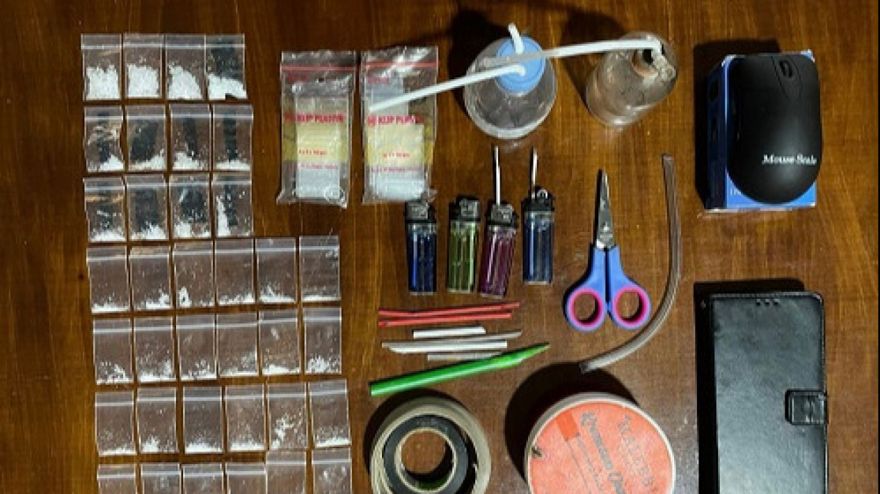 Lagi Asyik Timbang Sabu, Ibu Rumah Tangga di Sulawesi Selatan Diringkus Polisi
            - galeri foto