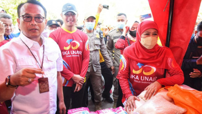 Kendalikan Inflasi, Gubernur Jatim Gelar Pasar Murah dan Serahkan Bantuan Perlindungan Sosial dalam HUT Emas IKA Unair