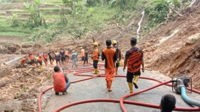 Tebing Setinggi 30 Meter Longsor, Tutup Akses Jalan Penghubung Dua Kecamatan di Tasikmalaya