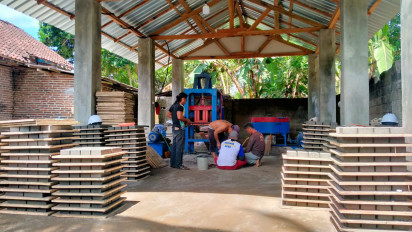 Tingkatkan Perekonomian Keluarga, Warga di Sekitar Tambang Emas Gunung Tumpangpitu Mulai Bangkit Bangun Paving Blok