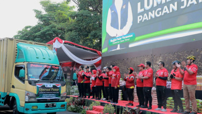 Tekan Inflasi, Gubernur Khofifah Berangkatkan Puluhan Truk untuk Operasi Pasar Lumbung Pangan Jatim