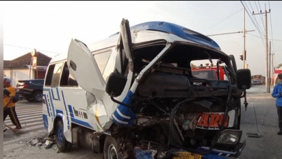 Kecelakaan Beruntun di Madiun, Elf Rombongam Pesilat Tabrak Sedan dan Motor, 1 Orang Tewas di Tempat
