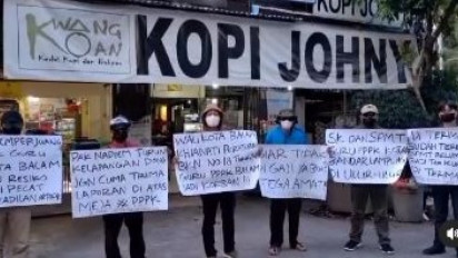 Demi Ingin Bertemu Hotman Paris, Sejumlah Guru Asal Bandar Lampung Lakukan Aksi di Kopi Johny Jakarta