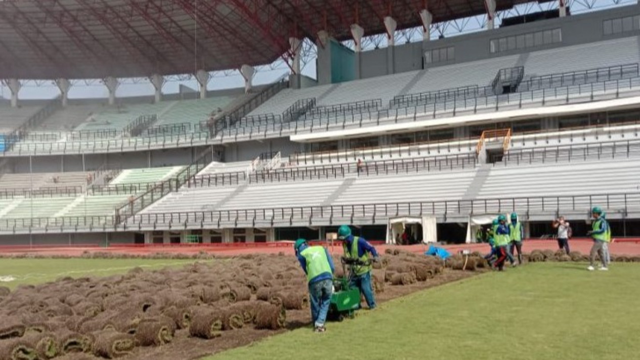 DPRD Surabaya Heran, Rumput Lapangan Stadion GBT Belum Penuhi Standar FIFA untuk Jadi Venue Piala Dunia U-20 2023
            - galeri foto