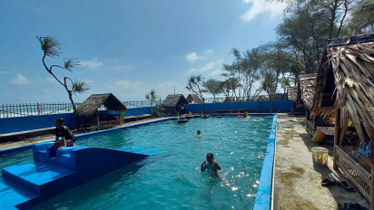Pesona Pantai Cemara Sewu di Kebumen Jawa Tengah