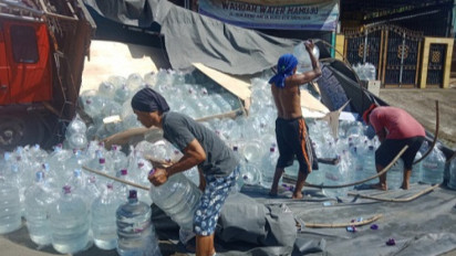 Mobil Truk Pengangkut Air Galon Terperosok ke Selokan, Ratusan Galon Berserakan di Jalan Raya Soekarno Hatta Mamuju