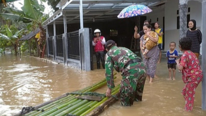 Banjir di Desa Ciawi Tasikmalaya Meluas, Ibu dan Bayi Baru Lahir Dievakuasi Pakai Rakit