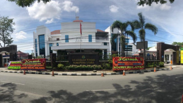 Dukung Pelaporan Alvin Lim, Kantor Kejati Sumut Dibanjiri Karangan Bunga