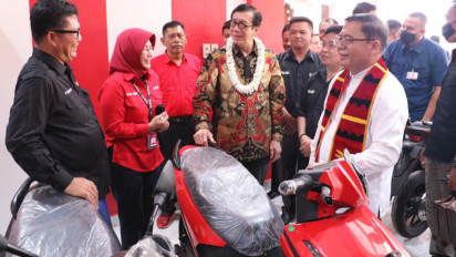 Menkumham Resmikan Showroom Motor Listrik di Pekanbaru 