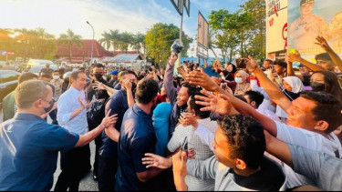Presiden Jokowi Rela Jalan Kaki ke Hotel Demi Menyapa Ratusan Warga Baubau yang Menyambutnya