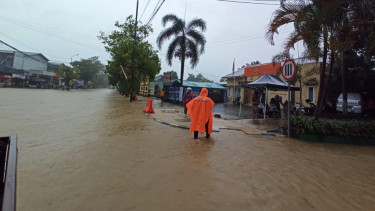 Diguyur Hujan Deras, Ruas Jalan Utama Kota Pacitan Tergenang Banjir