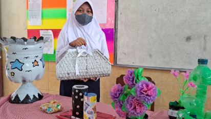 Keren, Anak-Anak SMP Ubah Sampah Jadi Aneka Kerajinan dan Furniture