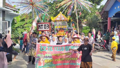 Tradisi Merti Dusun, Warga Gelar Arak-arakan Aneka Tumpeng Hasil Bumi