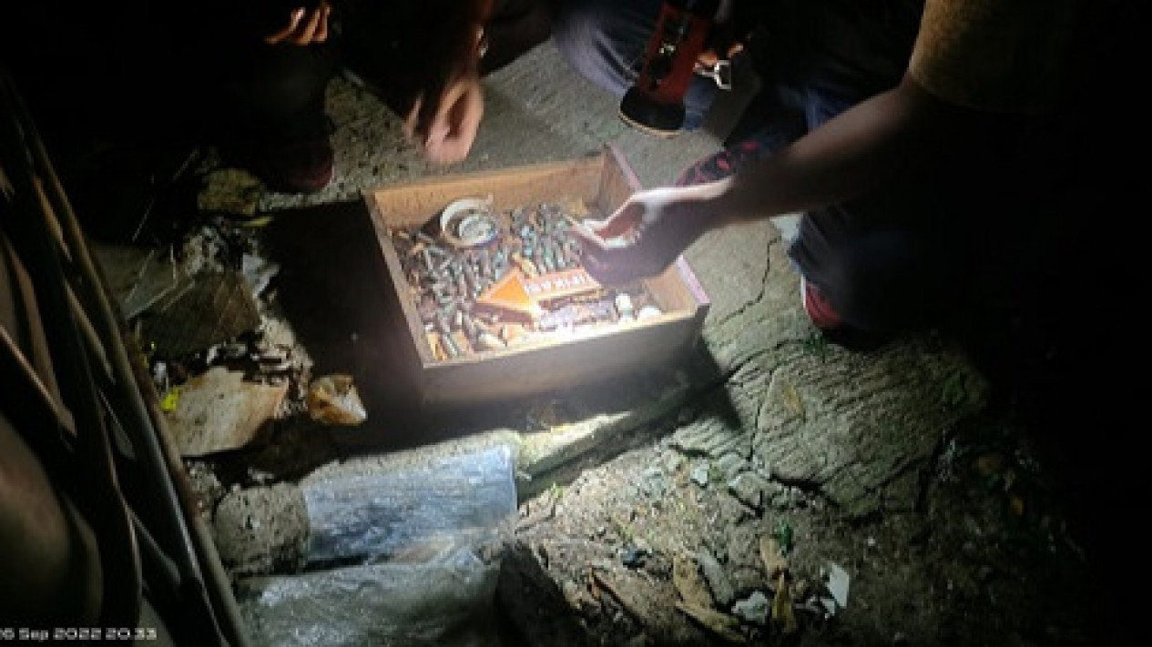 Bikin Geger, Granat Asap dan Amunisi Tajam Ditemukan dalam Rumah Kontrakan di Pondok Gede Bekasi
            - galeri foto