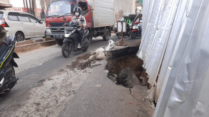 Aspal Amblas, Pengendara Motor Terperosok ke Dalam Lubang Proyek Galian di Jalan Ciledug Raya