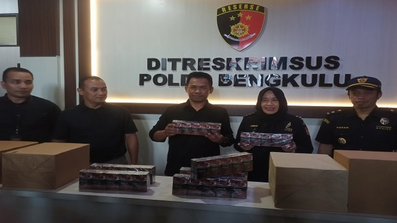 2,3 Juta Batang Rokok Non Bea Cukai Diamankan Polda Bengkulu
            - galeri foto