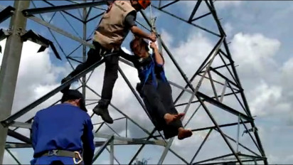 Duh! Ada-ada Aja, Gagal Nikah Wanita Muda Nekat Panjat Menara Sutet, Dari Bawah Calon Suami Bujuk Agar Turun