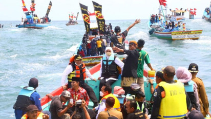 Syukuran Petik Laut, Gubernur Jatim Pastikan Nelayan Sendang Biru di Malang Tak Kekurangan Solar untuk Melaut