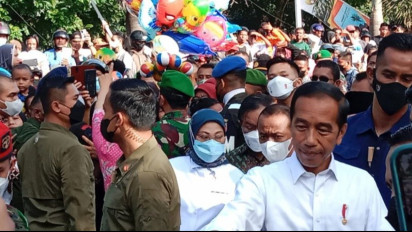 Bagi-Bagi BLT dan Kaos, Warga Berdesak-desakan Menyambut Presiden Jokowi di Pasar Ternate